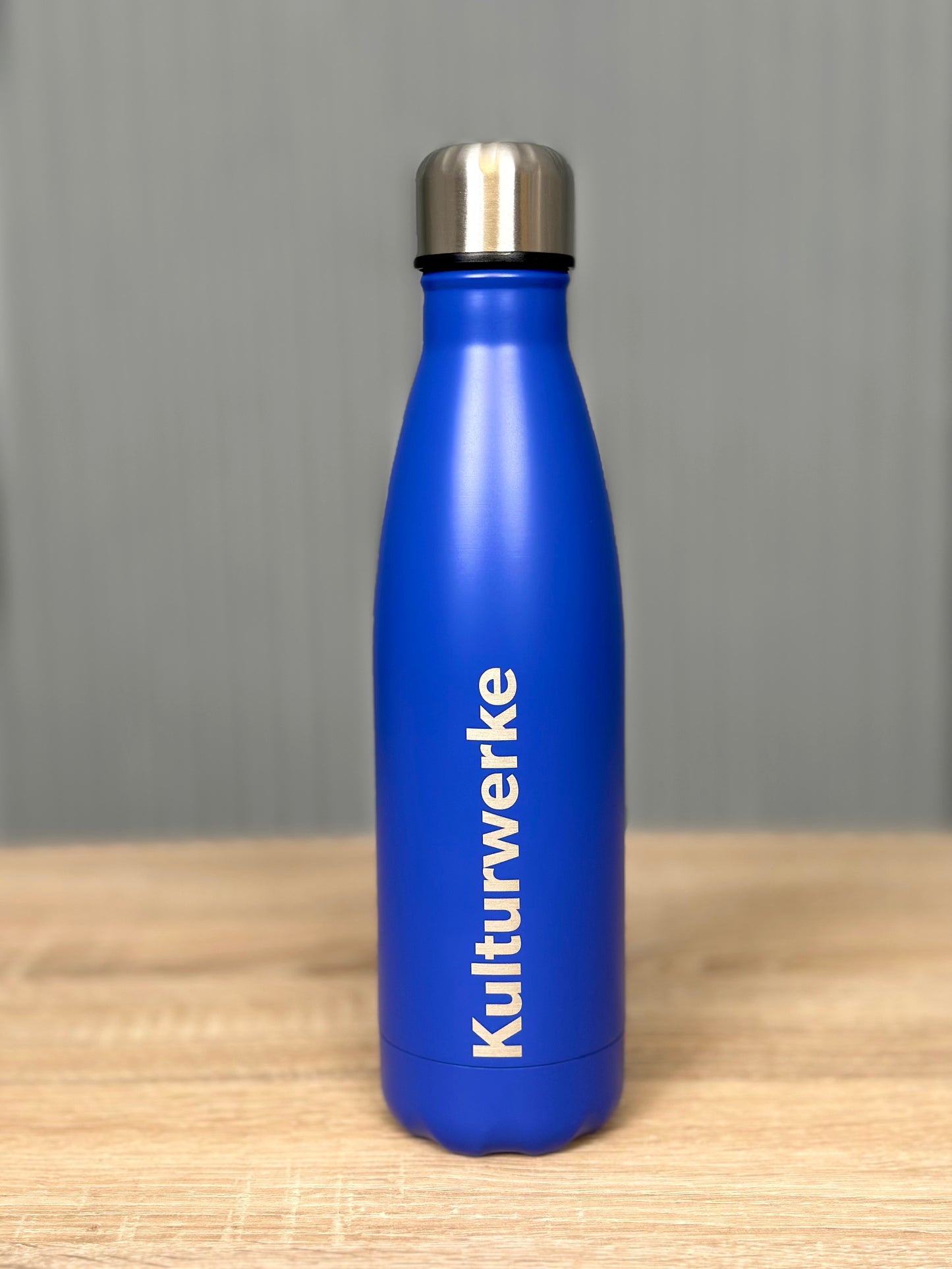 Deine stylische Edelstahl-Trinkflasche – in Blau oder Silber erhältlich!