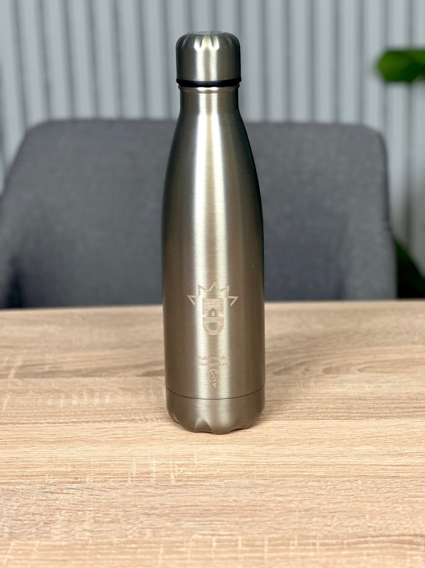 Deine stylische Edelstahl-Trinkflasche – in Blau oder Silber erhältlich!