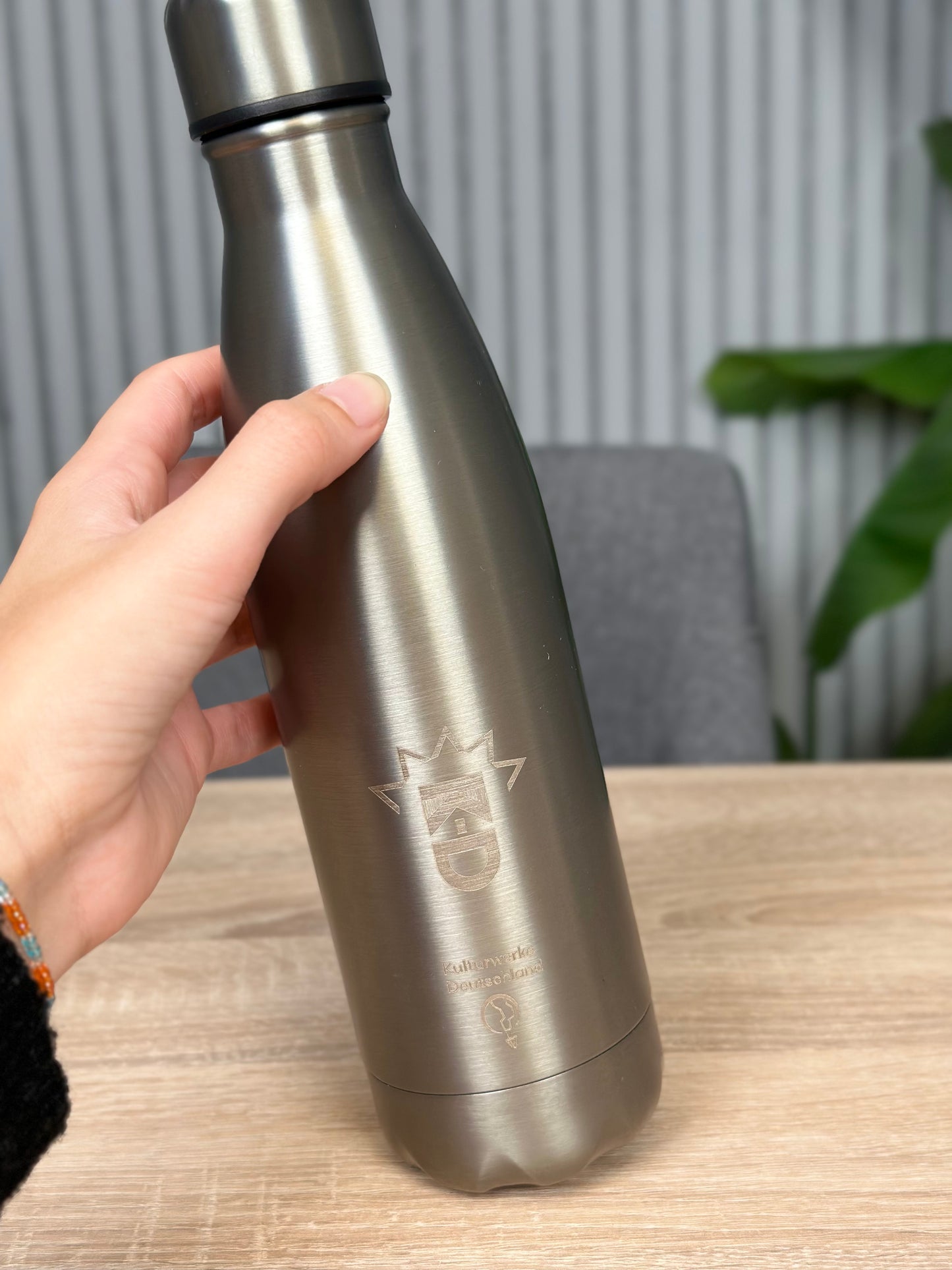 Deine stylische Edelstahl-Trinkflasche – in Blau oder Silber erhältlich!